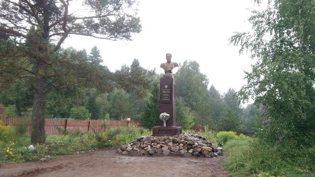 Памятник императору Николаю II в поселке Ефимовский